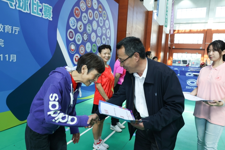 胡青龙为女单颁奖 (3) 胡青龙为女单颁奖 (3)