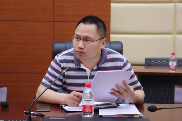 评选会开始前先由各参选学生进行抽签抽取演讲次序,然后由尹福强
