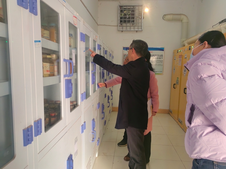 2026.01.15胡校长检查危化品库房（2）