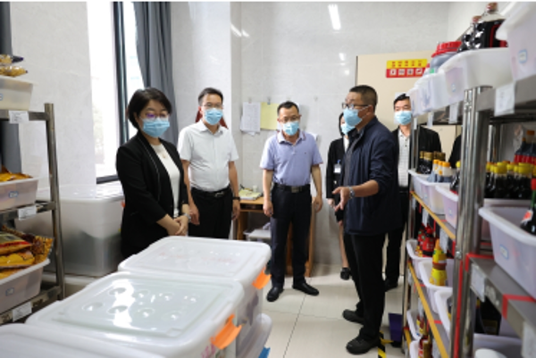 校长参观食堂1 校长参观食堂1