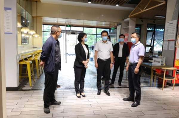 校长参观食堂2 校长参观食堂2