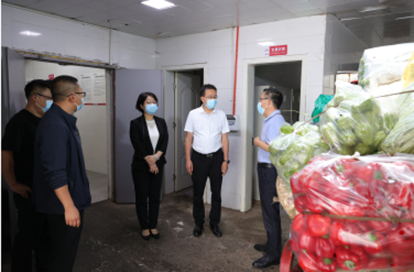 校长参观食堂3 校长参观食堂3