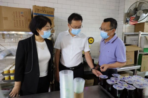 校长参观食堂4 校长参观食堂4