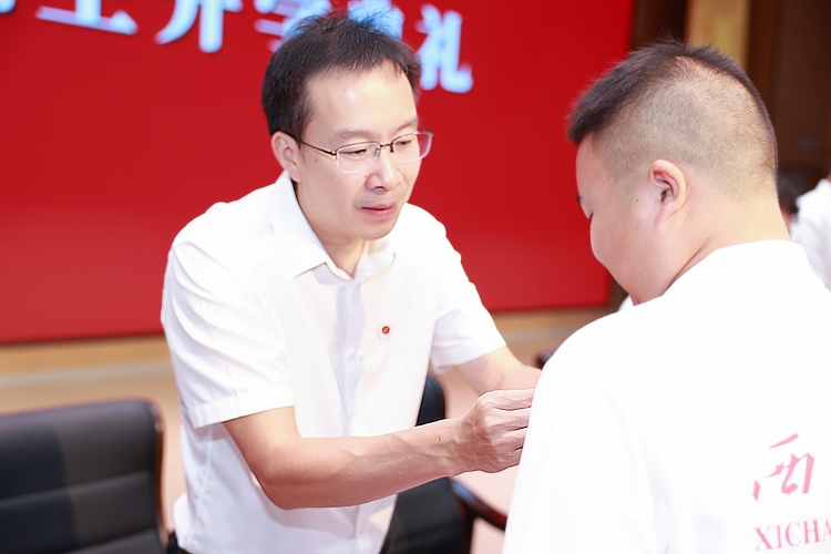 朱占元佩戴校徽 拷贝