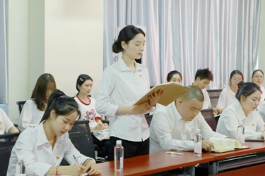 学生党员代表发言交流 (2) 学生党员代表发言交流 (2)