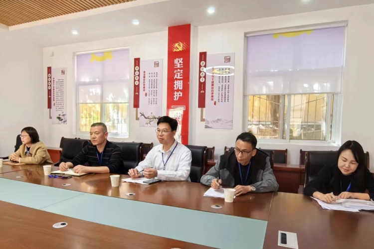 胡金朝校长在预科听取汇报2