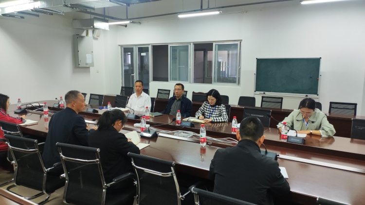 胡青龙校长在动科院听取汇报