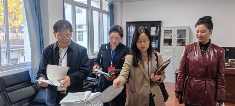 曲木校长在彝文学院听取汇报