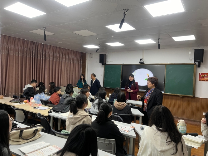 沈良杰部长在文化传媒学院课堂1