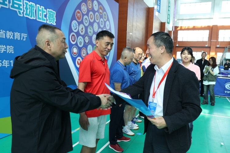 胡卫锋为男单颁奖 (4) 胡卫锋为男单颁奖 (4)