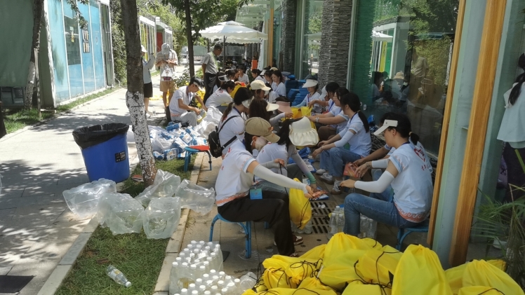 后勤组同学在装配游客物资包