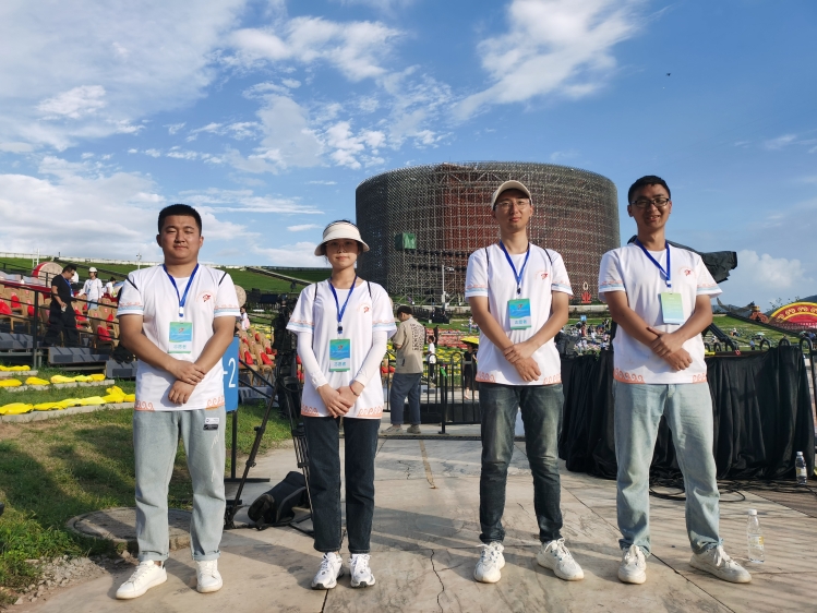 志愿者布置好游客区域后等待游客入场2