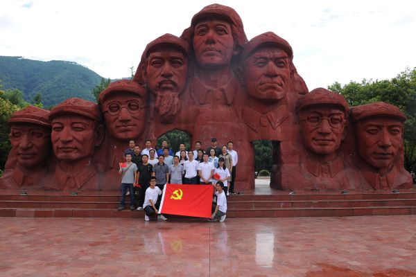 实,7月11日,彝语言文化学院教师支部组织全体党员前往冕宁县红军广场